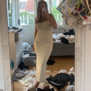 Klänning - Lång tubklänning från Lovisa Barkmans kollektion hos Bik Bok. Strl XL men väldigt liten i storleken då den passar mig som vanligtvis är en S/M.