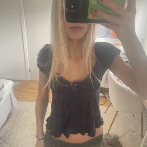 Brandy melville topp - Gullig mörkblå topp med volang från brandy Melville 