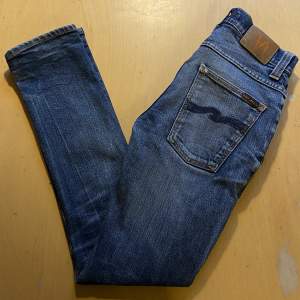 Säljer nu dessa eftertraktade Nudie Jeans i storlek W31 L32 av modellen grim Tim. Jeans är i ett mycket bra skick. Nypris: ~1500kr och vårat: 499kr. Pris kan diskuteras. Hör av dig vid frågor eller funderingar!