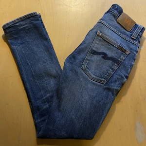 Nudie Jeans Grim Tim - Säljer nu dessa eftertraktade Nudie Jeans i storlek W31 L32 av modellen grim Tim. Jeans är i ett mycket bra skick. Nypris: ~1500kr och vårat: 499kr. Pris kan diskuteras. Hör av dig vid frågor eller funderingar!