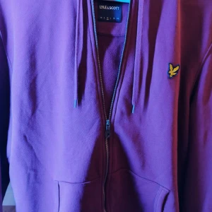 Selling Lyle Scott ziphudi, in new condition for a low price - Selling Lyle Scott ziphudi Size M/L Will fit teens ages 15 to 18 depending on height and weight Weight 65 to 86 kg Height from 175 to 189 No defects, new condition, For more information, please contact me in private messages