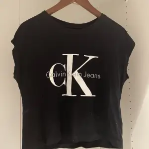 Säljer min Calvin Klein t-shirt i en ”croppad/boxig” modell! 💕