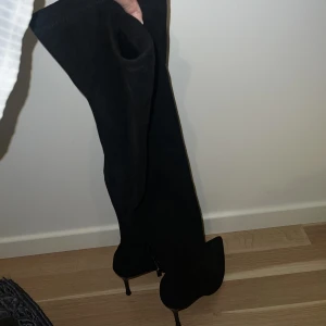 KNÄHÖGA STÖVLAR MED STILETTKLACK  - Strl: 37  Ett par sköna stövlar som du kan gå med en hel utekväll. Stövlarna är stabila trotts stilettklacken. Änvånda 2 gånger. Inte alls mycket slitage undertill.