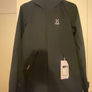HAGLÖFS JACKA - Helt ny, för stor. Storlek S . Nypris 1899 säljer för 900