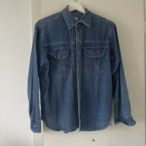 Jeansskjorta🦋 - Köpt på vinted💙Kommer tyvärr inte till användning!