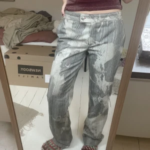 Coola kostymbyxor❤️‍🔥 - Köpta secondhand men kommer tyvärr inte till användning! I väldigt fint skick❣️ Jag är 170 cm!