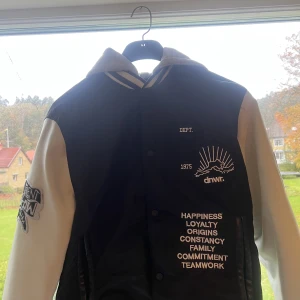 Varisty Jacket - En mycket fin och bra jacka nu till hösten. Knappast använd och därav är skicket 10/10 med inga tecken av användning. Köpt i Marbella på Zara för cirka 1000 kr. Kom dm för fler bilder.