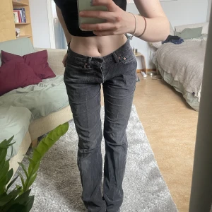 Lågmidjade manchesters levis - Säljer mina supersnygga  lågmidjade vintage  manchester levis jesns!! 