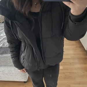 Jacka - En svart vinterjacka från zara. Köptes förra året och hyfsat anvönd. I storlek XS men passar även större.