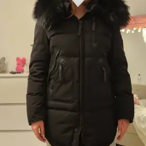 Säljer min jacka från märket Cecion på grund av att den är för stor. Köpte den förra vintern, så den är i väldigt bra skick🤍 Nypris: 6700kr Pris går att diskuteras🤍