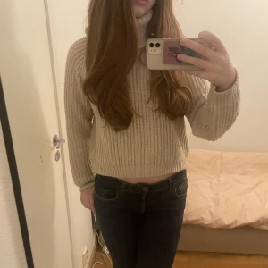 Stickad tröja - Jätte mysig beige stickad tröja som passar perfekt nu till vintern hösten! Jag har oftast s och tröjan sitter så här på mig då. Kontakta om ni har fler frågor💕