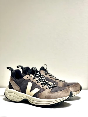 Veja skor - Veja venturi skor Storlek 38  Nypris: 2249 kr  Mitt pris: 300 kr Andvända men fina ✨  
