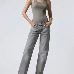 Arrow low Straight jeans från weekday. Bra skick, säljer pga de blivit för små för mig. Gråa med gula sömmar. Inköpa för 590 kr.