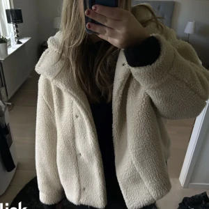 Teddy jacka  - (Lånad bild)Säljer denna Teddy jackan som är köpt förra året! På zara tror inte den finns kvar. Väldigt snålt använd. Skriv om intresserad och vill ha egna bilder 🙌
