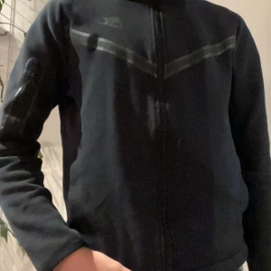 Hel svart nike tech fleece - Denna vara är helsvart och är i storleken 147-158cm. 