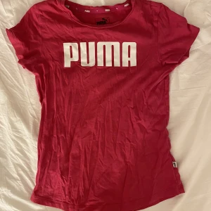 Puma t shirt  - Passar typ som en baby tee, knappast använd, nyskick