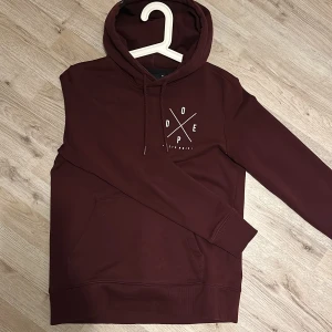 dope hoodie  - säljer min dope hoodie nu pga att den inte används.  nypris 899kr säljes för 500kr