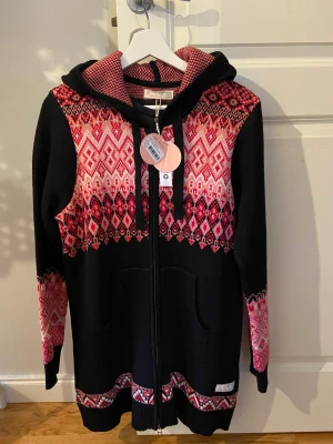 Odd molly kofta, strl M - Helt ny med tags på. Köpte fel storlek i somras känner jag nu när jag skulle börja använda den. Köpt på Odd molly.  Kostar en dyrare peng på Zalando. 
