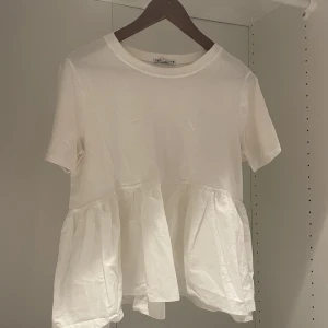 Tröja med volang - Säljer denna söta topp från zara med volang. Knappt använd💕