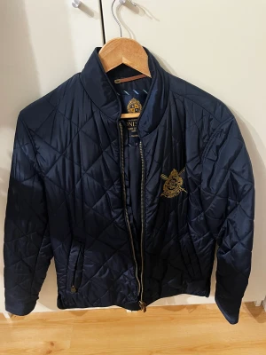 Bondelid jacka  - Höst/vårjacka från Bondelid. Knappt använd, liten skada! (PM för info)  Skick: 8/10 Färg: Marinblå Storlek: Small Nypris: 1799kr Pris: 650kr