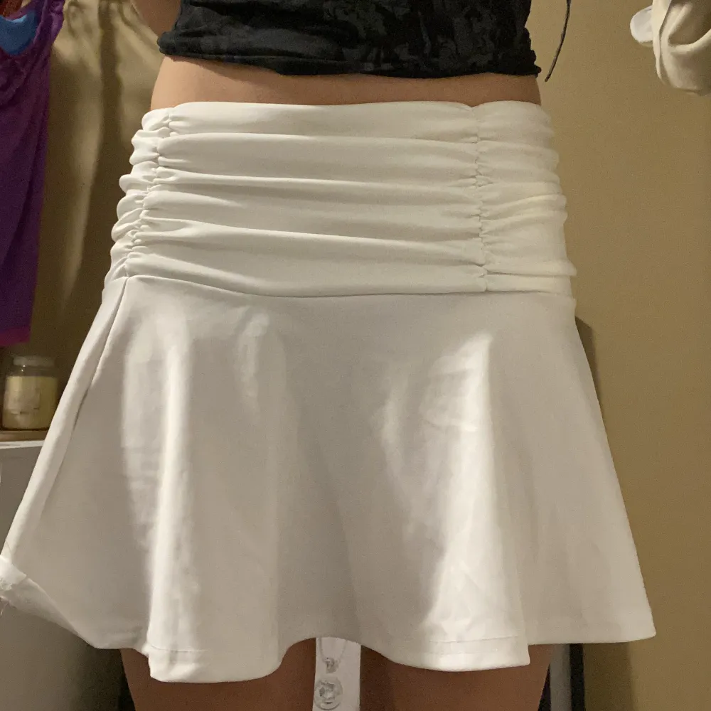 Söt kjol/topp som jag köpt secondhand! Den är i tjockt material och ej genomskinlig. Har en fläck längst ner, syns dock inte alls mycket, skriv privat för fler bilder eller frågor💞. Toppar.