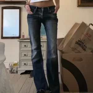 Lågmidjade jeans - Lågmidjade jeans från diesel. Jag har sytt om dem i benen till lite vidare, kan skicka bild på det. Skriv för mått❤️