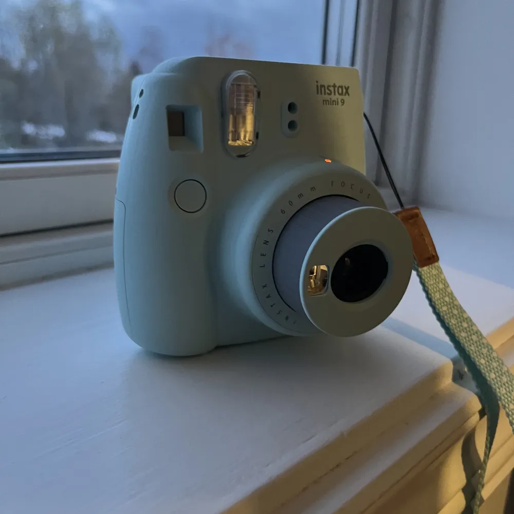 Instax kamera blå, mini 9. aldrig använd. låda finns ej kvar. pris kan absolut diskuteras.. Övrigt.