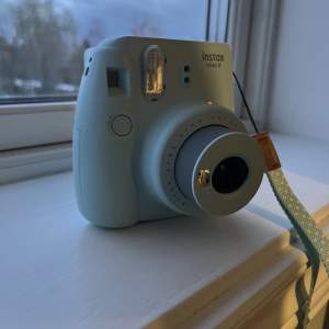 Instax kamera blå, mini 9. aldrig använd. låda finns ej kvar. pris kan absolut diskuteras.