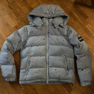 NVLTY  - NVLTY Jacka, använd en halv vinter inga hål men skick ish 8/10. Färgen är ljus blå. Har små märken men som inte syns så mycket. Storlek S men passar M också. Skriv för mer info