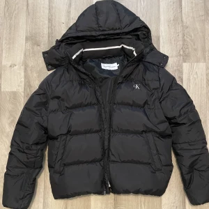 Calvin Klein Jacka  - En Calvin Klein jacka som är i super bra skick. köptes ny för 3000 kr och säljes för 1599 kr.