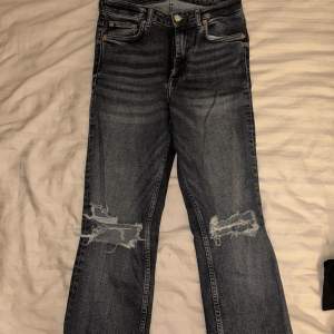 Jättefina slit jeans från Zara. De är knappt använda och passar perfekt för någon som är 160-165