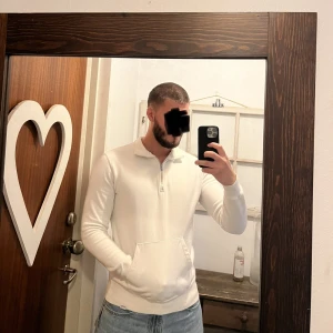 Pull Pear - Stilren pull & bear tröja. Fortfarande väldigt bra skick. Billigt pris. Pm vid mer info