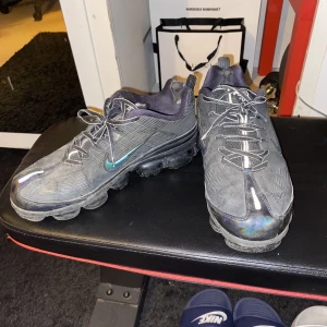 Nike vapor Max  - Dom är köpta för 2249kr på zalando för 2 år sedan, ena skon har punka där bak och dom är lite slitna vid hälen. Därför jag säljer dom så billigt