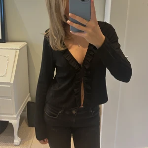 Kofta med volang - Säljer min svarta kofta med volanger från  Monki⭐️