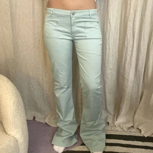 Lågmidjade jeans - Unika jeans i såå fin färg med coola detaljer! Sitter helt perfekt💚💙