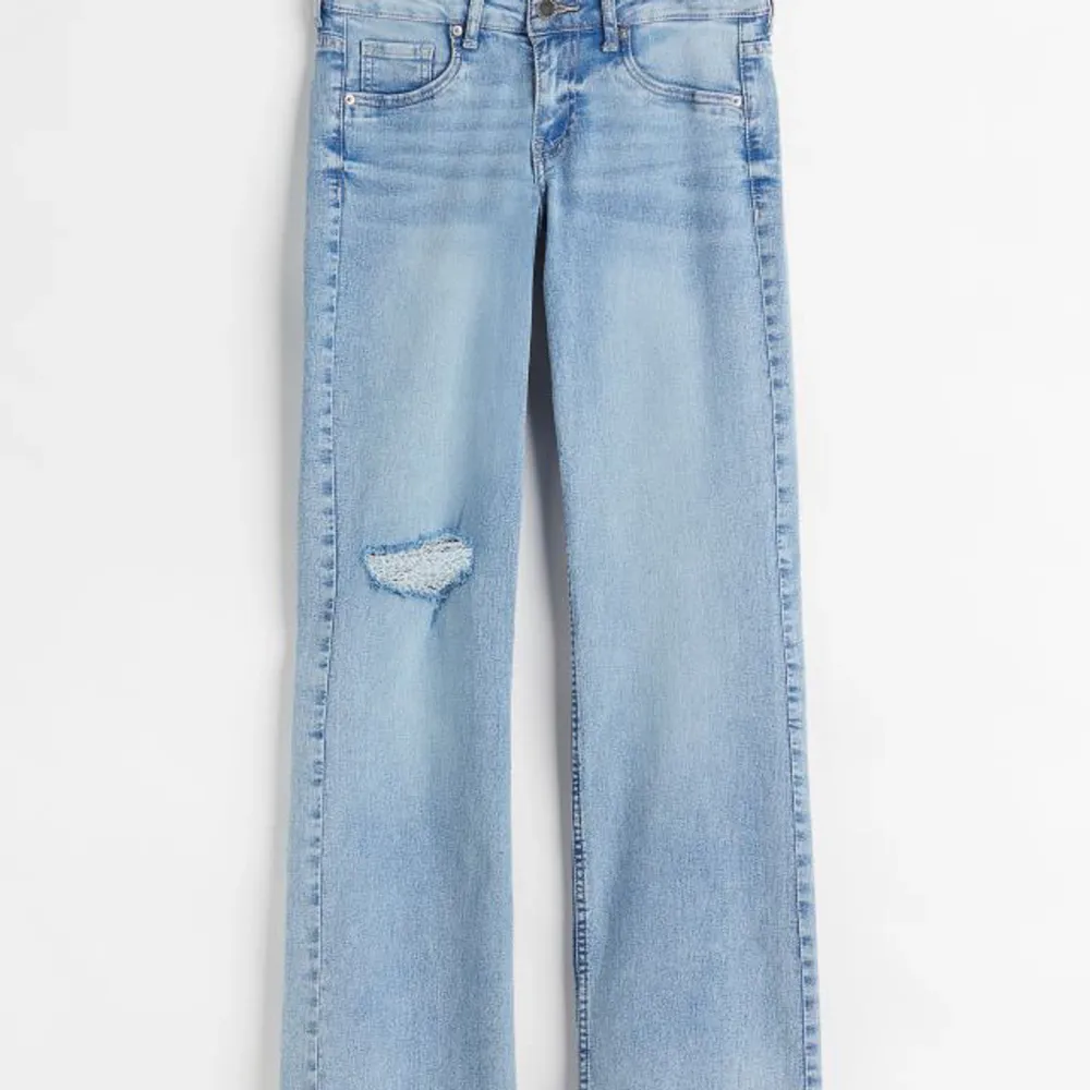 Innerbenslängd: 79cm Midjemått: 80cm, men väldigt töjbara. Ytterbenslängden: 99cm  Säljer dessa jeans från h&m då dom är för små för mig. Jeansen är väldigt töjbara och har fejkfickor på framsidan. Första bilden är lånad. Köparen står för frakten 💕 . Jeans & Byxor.