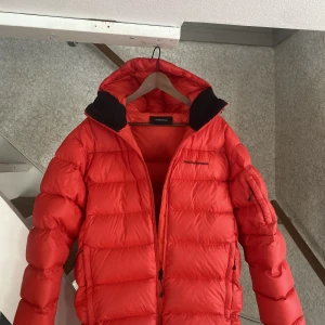 Peak Jacka - Säljer mina röda PeakPerformance jacka:) Cond=9/10 det ända är en liten svart prick på sidan av ryggen som man knappt ser. Annars är den som ny🙌 Hör av er om frågor eller intresse😁Nypris är 4000kr