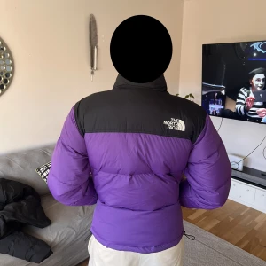 North Face Jacka Purple/Lila - Helt ny och oanvänd The North Face puffer-jacka i lila färg, tagg och påse medföljer.