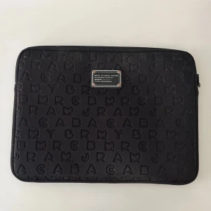 Marc Jacobs datorfodral  - Jättefint datafodral i turkos färg (se andra bilden) knappt använd. 