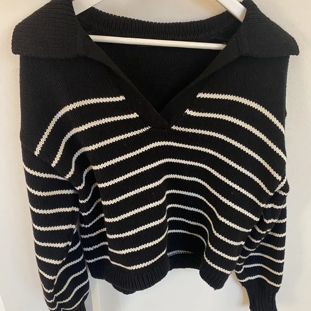 Säljer min fina V neck stickade tröja från Gina Tricot i storlek S💖 Den är i nyskick!😊. Tröjor & Koftor.