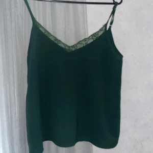 Spets linne  - Knappt använd, endast ca 4-5 gånger.  Lite liten i bysten men bra i midjan. Köpt för 79kr säljer nu för 40kr  OBS! Köparen står för frakten! 