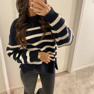 Stickad tröja  - Jätte mysig randig stickad tröja från zara i jätte bra och tjockt material 🩷