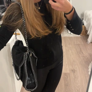 En super fin väska  - En väska som jag köpte på Plick men inte var min typ av väska där av säljer jag den! Hoppas den kan komma till intresse för någon annan💓