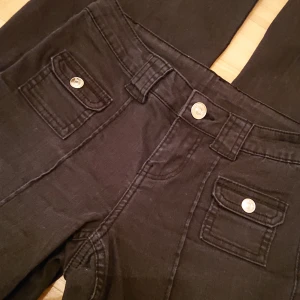 Bootcut jeans - Dem svarta hm jeansen med snygga detaljer framtill. Kom privat för mått. Jag tar gärna emot prisförslag. Skriv innan du köper