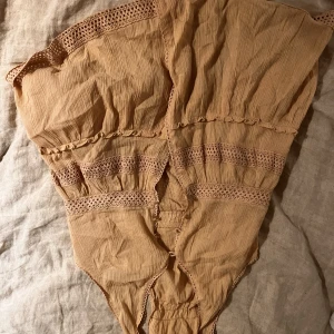 Persika färgad sommarblus - Luftig och tunn sommarbild med en trevlig persika färg. Aldrig använt men köpt begagnad och sägs vara använd fåtal gånger 