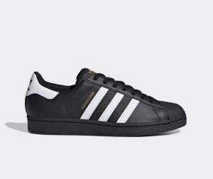 Säljer mina adidas superstar i storlek 39 då dom är aningen för små för mig. Använda fåtal gånger och en liten  slitning som inte syns på ena hälen  Pris går att diskutera 