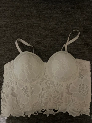 Spets topp/korsett  - Säljer nu en jätte fin spets topp/korsett  som är aldrig använd/provat  säljer  för jag råkade beställa en exakt lika dan 🦋