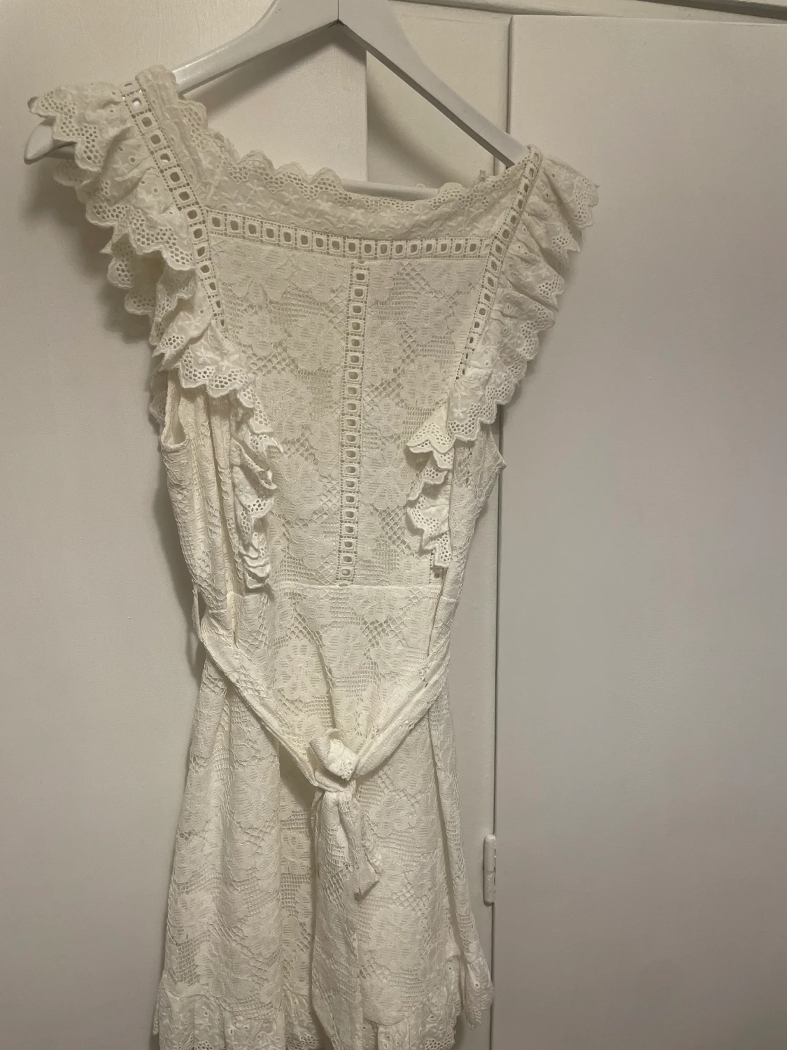 Vit spetsklänning - 90
