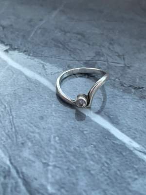 En äkta silver ring med en diamant i mitten. Även med stämpling