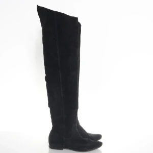 Cachou stövlar - Köpte på Sellpy, super fina men tyvärr försmå för mig som har st39. Ser ut som på bilden inga problem, fråga för flera bilder. Svarta stövlar i mocca, storlek 38. 